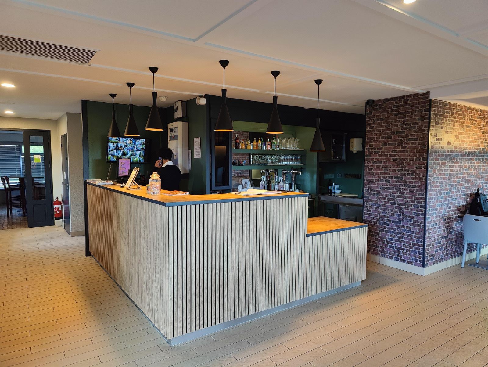 Réception et bar de l'hôtel