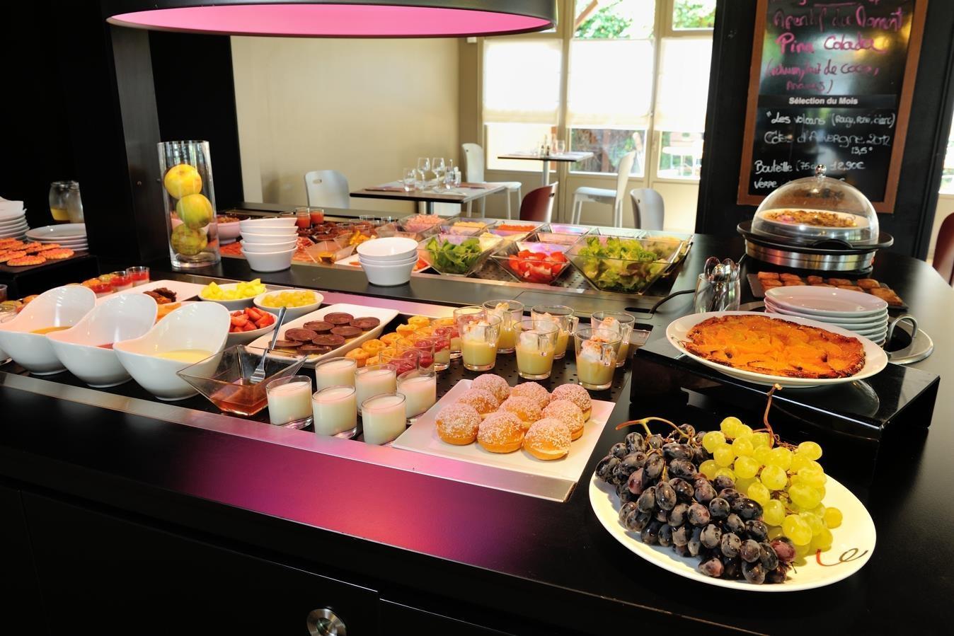 Buffet avec fruits, viennoiseries, laitages et pâtisseries