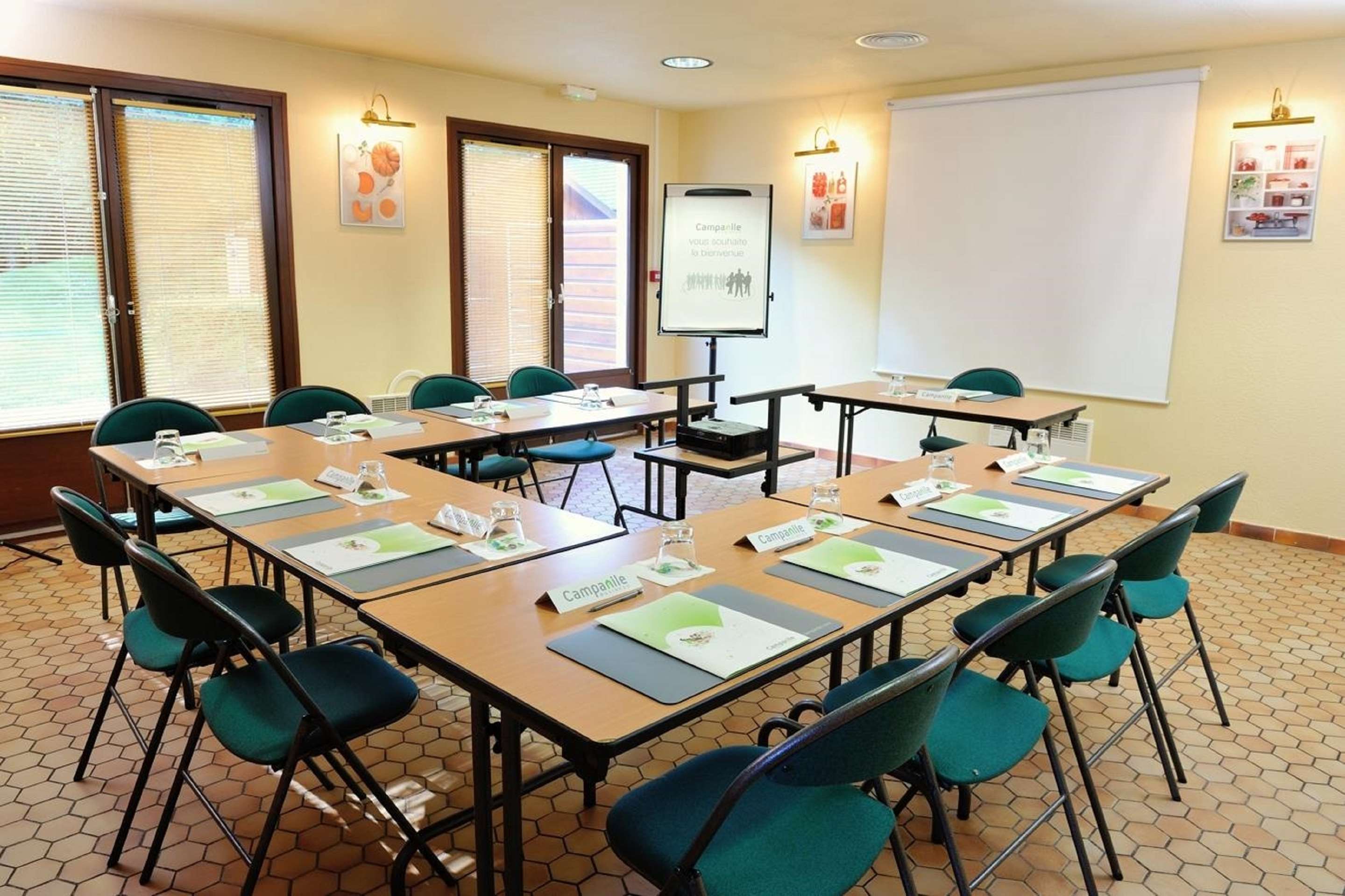 Salle de réunion en U avec blocs-notes Campanile, paperboard et écran de projection