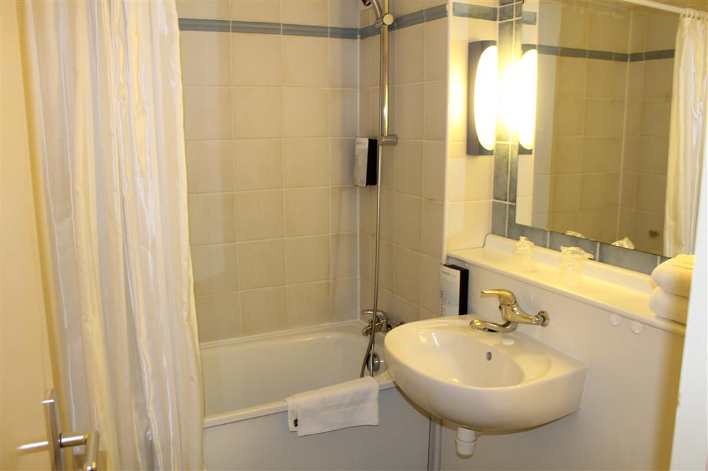 Salle de bain avec baignoire, douche et lavabo
